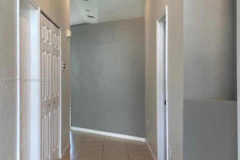 House in Pembroke Pines, Florida 3 bedrooms, 141.95 sq.m. № 2003247 - photo 4