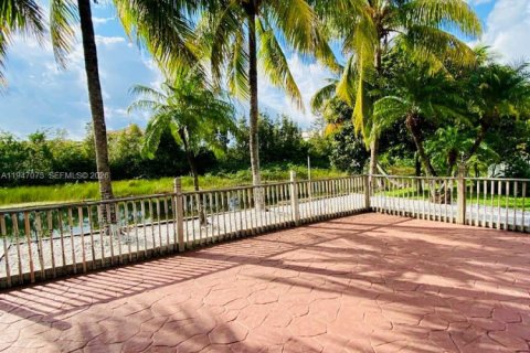 House in Pembroke Pines, Florida 3 bedrooms, 141.95 sq.m. № 2003247 - photo 14