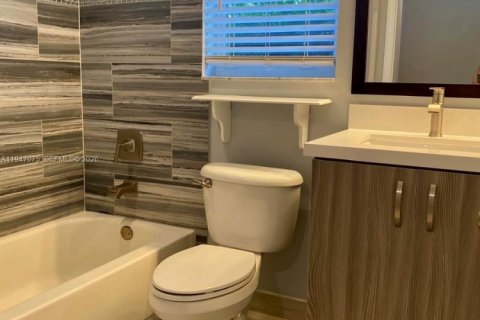 House in Pembroke Pines, Florida 3 bedrooms, 141.95 sq.m. № 2003247 - photo 7