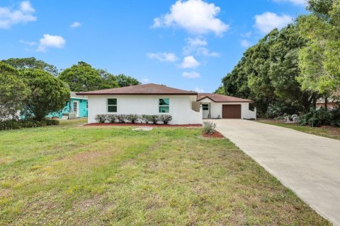 House in Fort Pierce, Florida 3 bedrooms, 251.49 sq.m. № 1182675 - photo 1