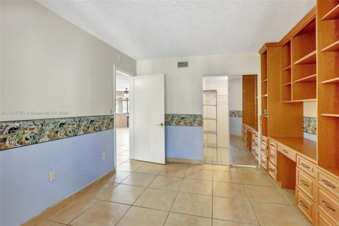 Condo in Miami Lakes, Florida, 2 bedrooms  № 1758856 - photo 11