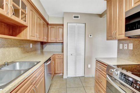 Condo in Miami Lakes, Florida, 2 bedrooms  № 1758856 - photo 6