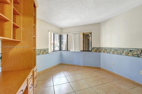 Condo in Miami Lakes, Florida, 2 bedrooms  № 1758856 - photo 10