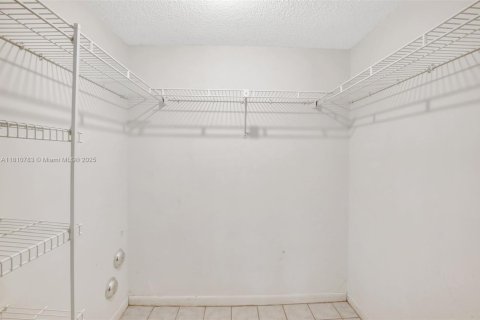 Condo in Miami Lakes, Florida, 2 bedrooms  № 1758856 - photo 12