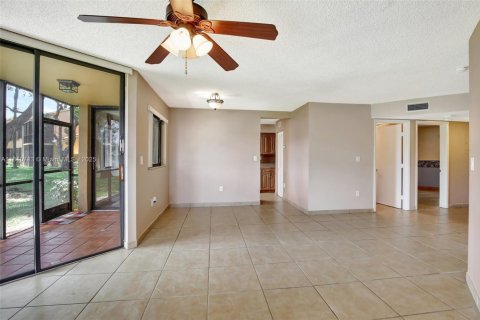 Condo in Miami Lakes, Florida, 2 bedrooms  № 1758856 - photo 8
