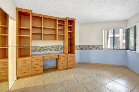 Condo in Miami Lakes, Florida, 2 bedrooms  № 1758856 - photo 9