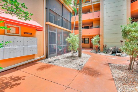 Condo in Miami Lakes, Florida, 2 bedrooms  № 1758856 - photo 2