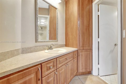 Condo in Miami Lakes, Florida, 2 bedrooms  № 1758856 - photo 16