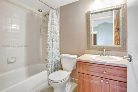 Condo in Miami Lakes, Florida, 2 bedrooms  № 1758856 - photo 14