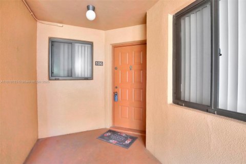 Condo in Miami Lakes, Florida, 2 bedrooms  № 1758856 - photo 4