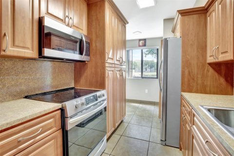 Condo in Miami Lakes, Florida, 2 bedrooms  № 1758856 - photo 7