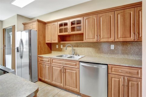 Condo in Miami Lakes, Florida, 2 bedrooms  № 1758856 - photo 5