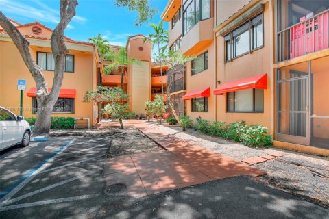 Condo in Miami Lakes, Florida, 2 bedrooms  № 1758856 - photo 1