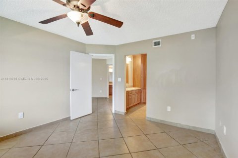 Condo in Miami Lakes, Florida, 2 bedrooms  № 1758856 - photo 24