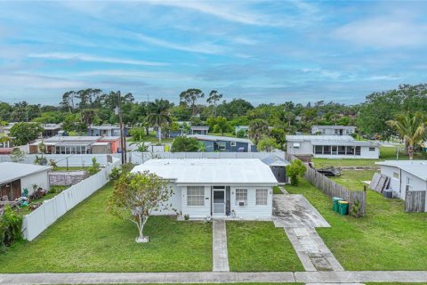 House in Port Charlotte, Florida 3 bedrooms, 115.66 sq.m. № 1669829 - photo 4