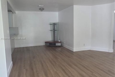 Villa ou maison à louer à Fort Lauderdale, Floride: 3 chambres, 127.18 m2 № 2084829 - photo 2