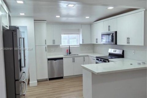 Villa ou maison à louer à Fort Lauderdale, Floride: 3 chambres, 127.18 m2 № 2084829 - photo 4