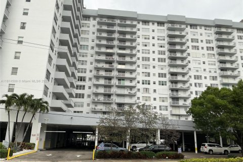Copropriété à louer à Hallandale Beach, Floride: 1 chambre, 85.47 m2 № 1768245 - photo 1