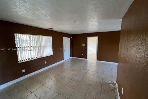 House in Miami, Florida 4 bedrooms, 121.52 sq.m. № 1865374 - photo 6