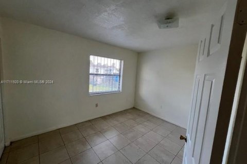 House in Miami, Florida 4 bedrooms, 121.52 sq.m. № 1865374 - photo 11