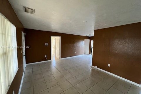 House in Miami, Florida 4 bedrooms, 121.52 sq.m. № 1865374 - photo 5