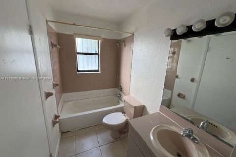 House in Miami, Florida 4 bedrooms, 121.52 sq.m. № 1865374 - photo 13