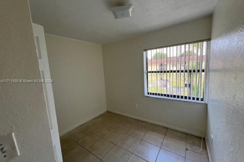 House in Miami, Florida 4 bedrooms, 121.52 sq.m. № 1865374 - photo 12