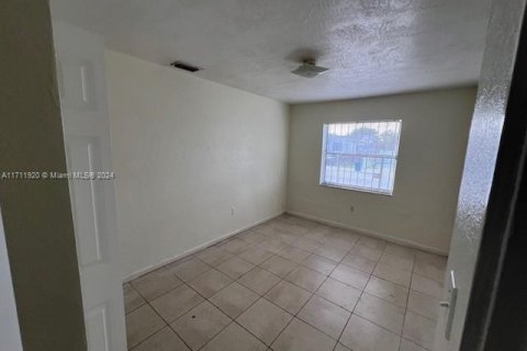 House in Miami, Florida 4 bedrooms, 121.52 sq.m. № 1865374 - photo 10