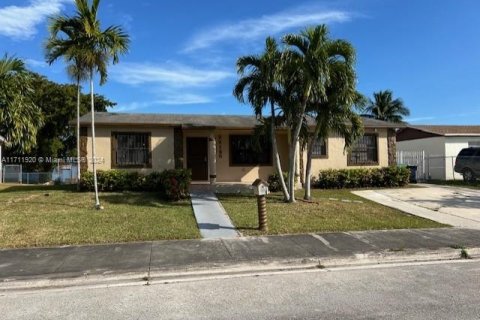 House in Miami, Florida 4 bedrooms, 121.52 sq.m. № 1865374 - photo 1