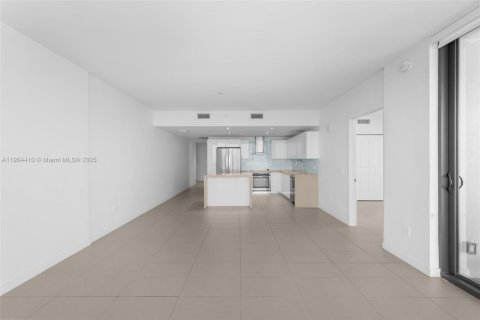 Condo in Miami, Florida, 2 bedrooms  № 2062373 - photo 7