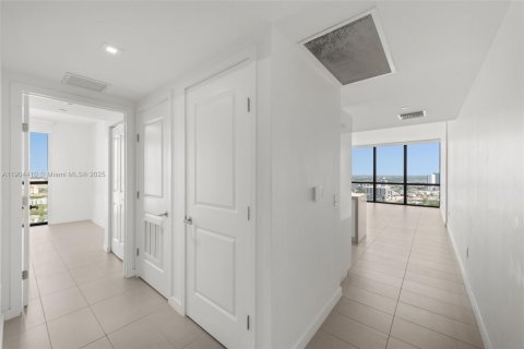 Condo in Miami, Florida, 2 bedrooms  № 2062373 - photo 13