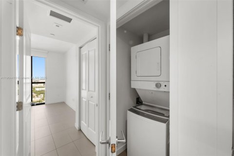 Condo in Miami, Florida, 2 bedrooms  № 2062373 - photo 12