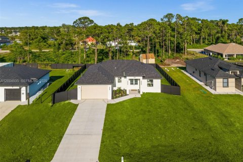 House in Lehigh Acres, Florida 3 bedrooms, 142.7 sq.m. № 2068622 - photo 4