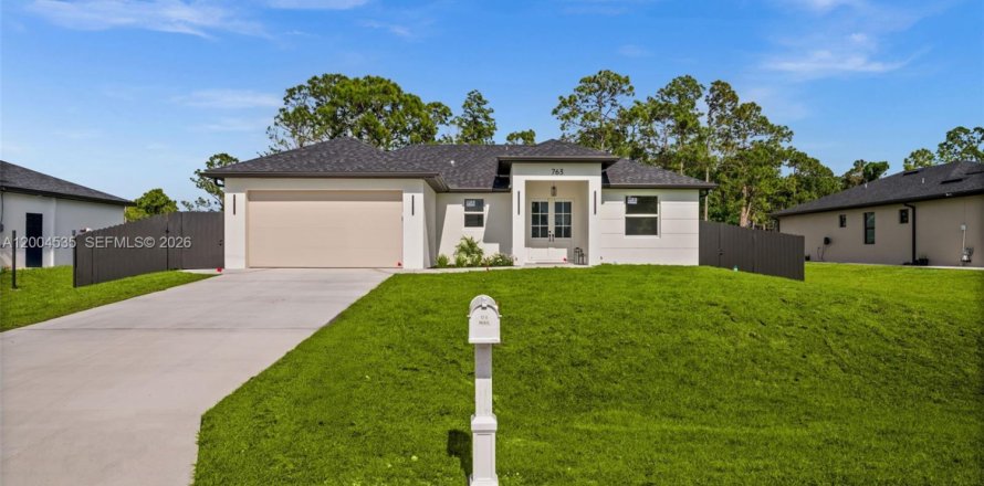 House in Lehigh Acres, Florida 3 bedrooms, 142.7 sq.m. № 2068622