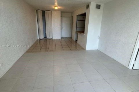 Condominio en alquiler en Lauderhill, Florida, 1 dormitorio, 74.32 m2 № 1993689 - foto 3