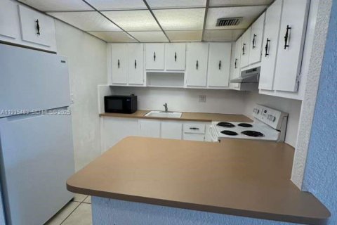 Condominio en alquiler en Lauderhill, Florida, 1 dormitorio, 74.32 m2 № 1993689 - foto 2