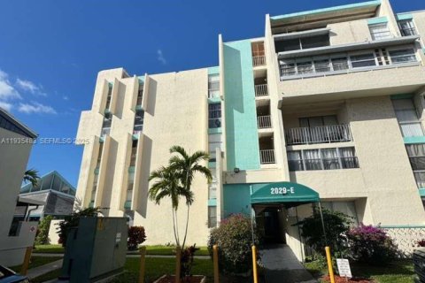 Condominio en alquiler en Lauderhill, Florida, 1 dormitorio, 74.32 m2 № 1993689 - foto 1