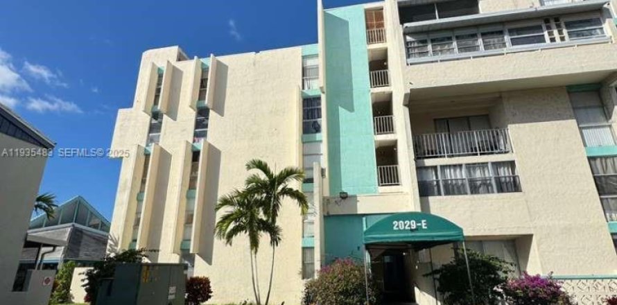 Condominio en Lauderhill, Florida, 1 dormitorio  № 1993689