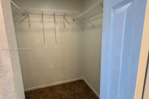 Condominio en alquiler en Lauderhill, Florida, 1 dormitorio, 74.32 m2 № 1993689 - foto 5