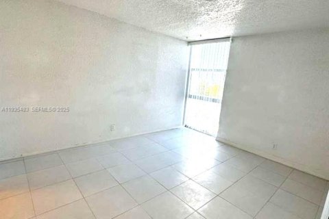 Condominio en alquiler en Lauderhill, Florida, 1 dormitorio, 74.32 m2 № 1993689 - foto 4