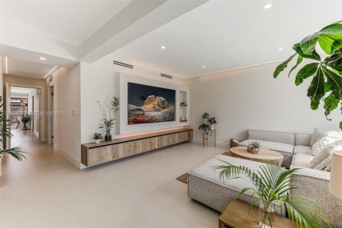 Купить виллу или дом в Майами-Бич, Флорида 4 спальни, 197.14м2, № 2049574 - фото 12