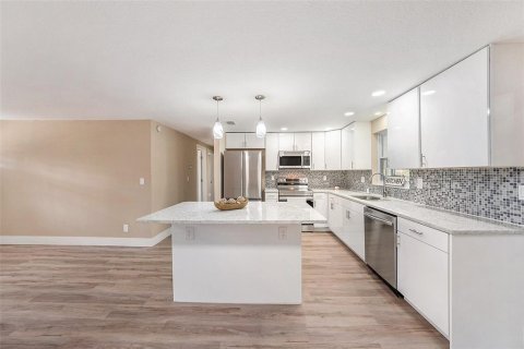 House in Saint Petersburg, Florida 3 bedrooms, 155.52 sq.m. № 1909475 - photo 14
