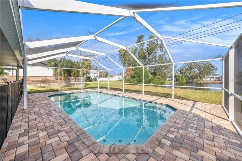 House in Saint Petersburg, Florida 3 bedrooms, 155.52 sq.m. № 1909475 - photo 23