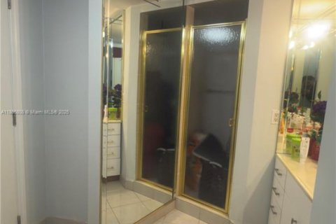 Condo in Miami, Florida, 2 bedrooms  № 1715105 - photo 9