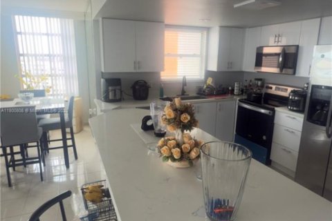Condo in Miami, Florida, 2 bedrooms  № 1715105 - photo 25