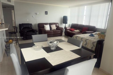 Condo in Miami, Florida, 2 bedrooms  № 1715105 - photo 5