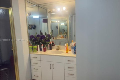 Condo in Miami, Florida, 2 bedrooms  № 1715105 - photo 10