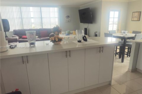 Condo in Miami, Florida, 2 bedrooms  № 1715105 - photo 3
