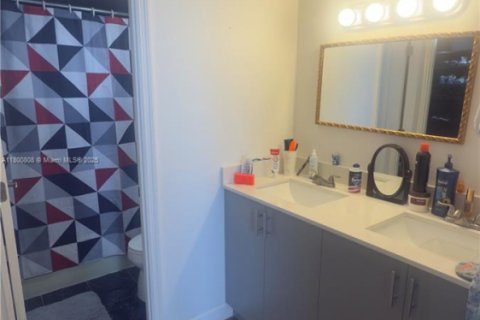 Condo in Miami, Florida, 2 bedrooms  № 1715105 - photo 17