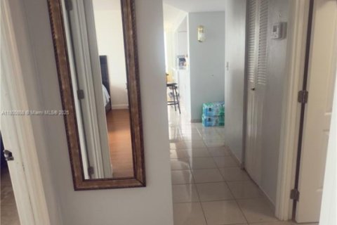 Condo in Miami, Florida, 2 bedrooms  № 1715105 - photo 11